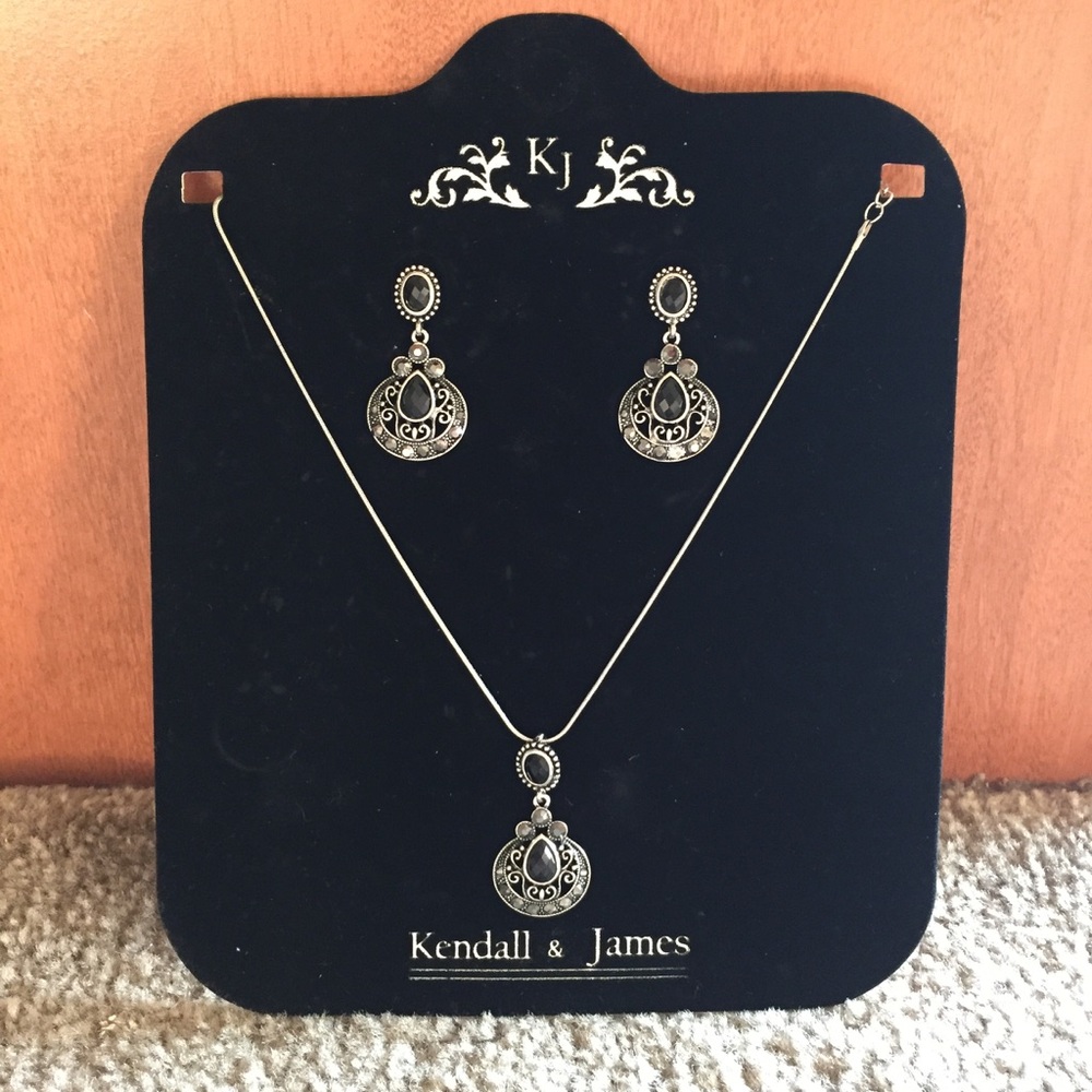 NWOT Kendall & James jewelry set